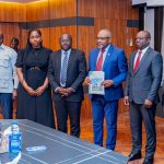 Le Gabon franchit un cap dans sa stratégie énergétique. Le 2 avril 2026, l’État a officialisé la signature du Contrat d’exploration et de partage de production (CEPP) NDAYI n° G4-273 avec la société Komo